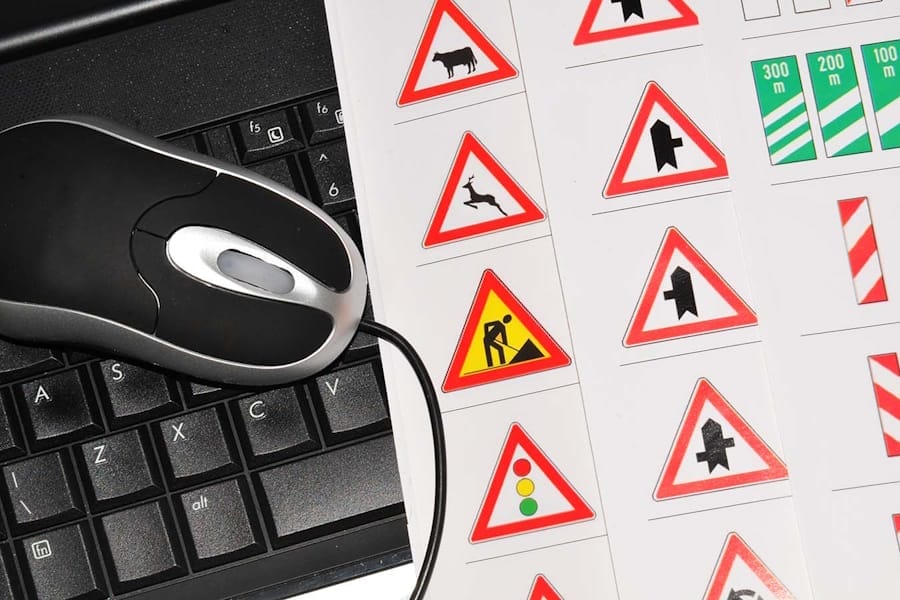 امتحان تئوری برای قبولی در آزمون رانندگی در امارات